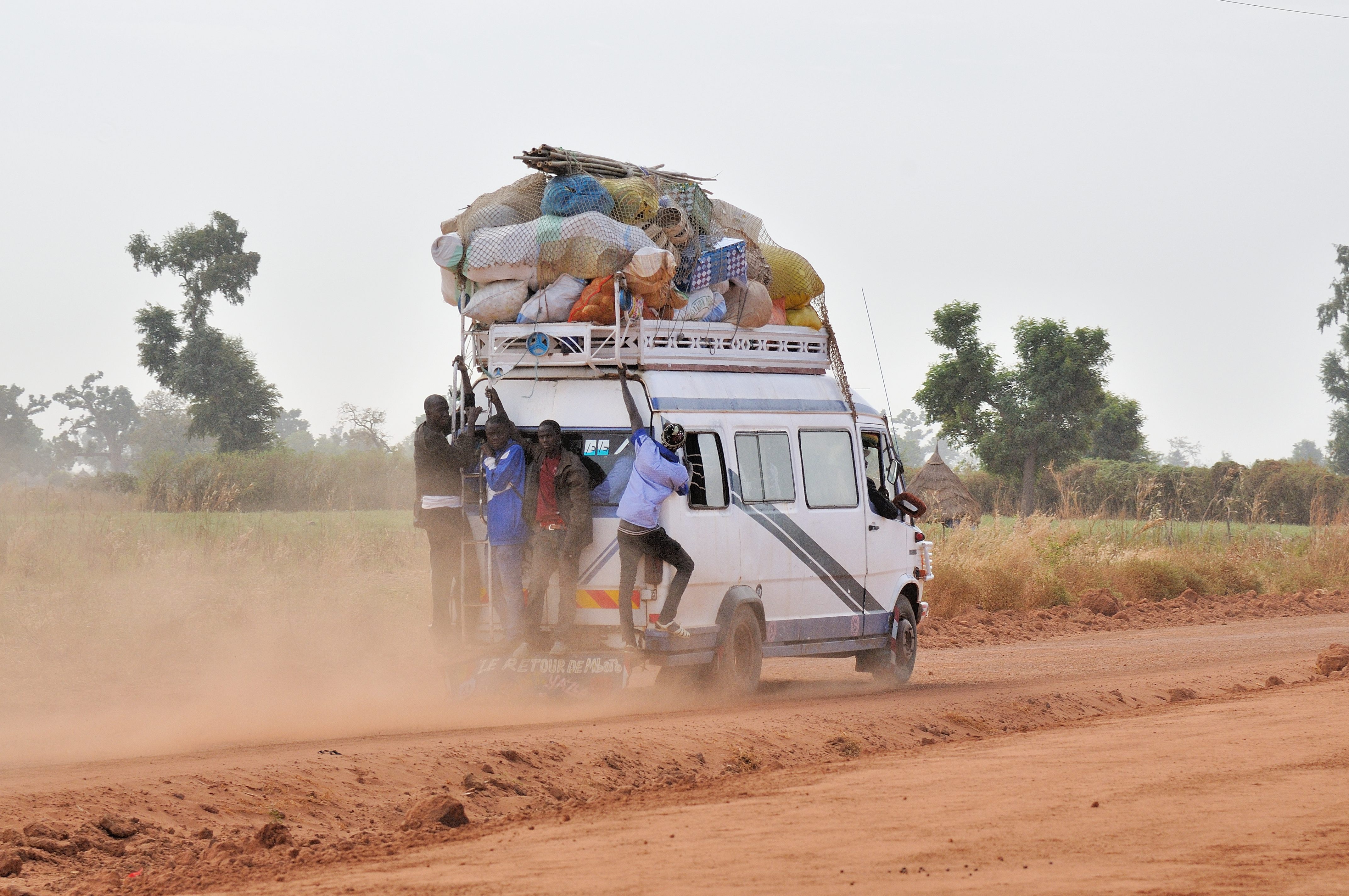 De retour du marché de Kaolack dans et sur le taxi-brousse.